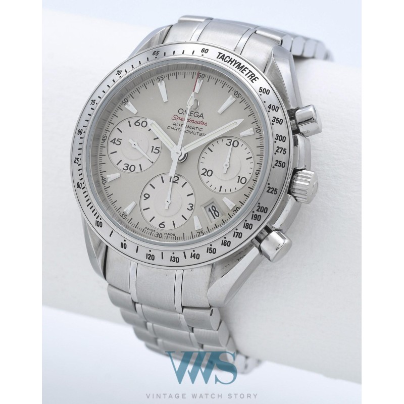 OMEGA (Chronographe Speedmaster Auto Date - Silver - Signature Rouge / ref. 323.1040.400.2001/ 178.0068), vers 2015