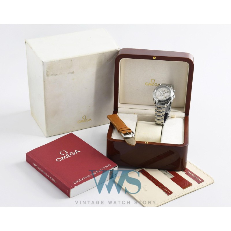 OMEGA (Chronographe Speedmaster Auto Date - Silver - Signature Rouge / ref. 323.1040.400.2001/ 178.0068), vers 2015