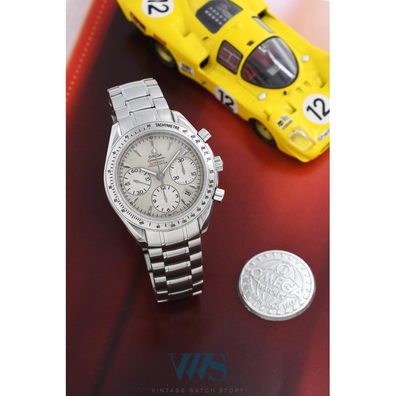 OMEGA (Chronographe Speedmaster Auto Date - Silver - Signature Rouge / ref. 323.1040.400.2001/ 178.0068), vers 2015