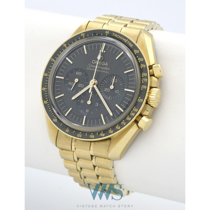 OMEGA (Chronographe Speedmaster Professional Coaxial / Green - Or jaune / ref. 310.60.42.50.10001), vers 2024