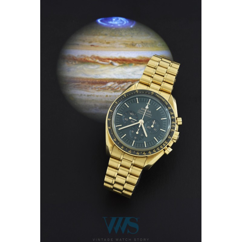 OMEGA (Chronographe Speedmaster Professional Coaxial / Green - Or jaune / ref. 310.60.42.50.10001), vers 2024