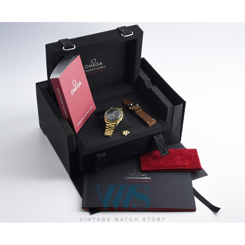 OMEGA (Chronographe Speedmaster Professional Coaxial / Green - Or jaune / ref. 310.60.42.50.10001), vers 2024